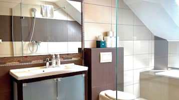 Studio | Bathroom | Separate tub and shower, towels, soap, shampoo