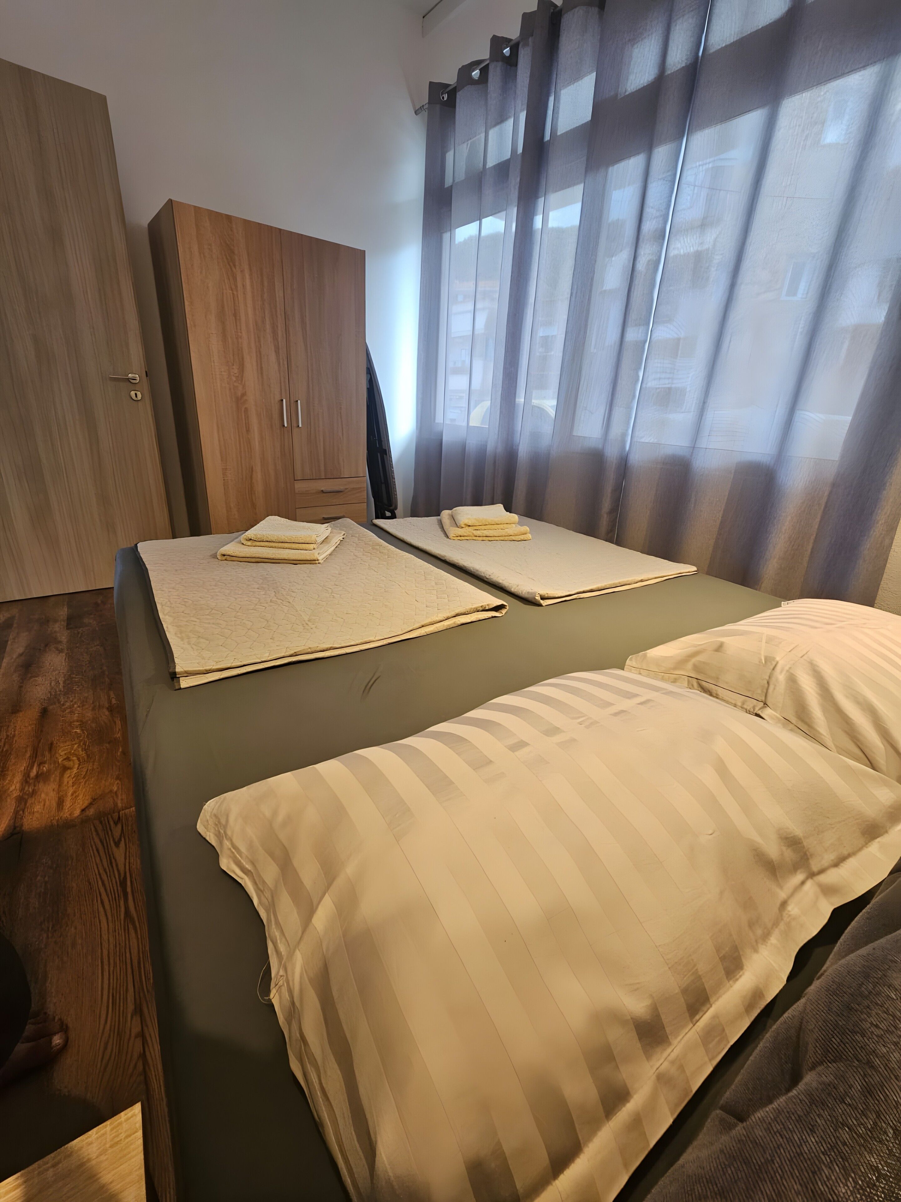 Iron/ironing board, WiFi, bed sheets