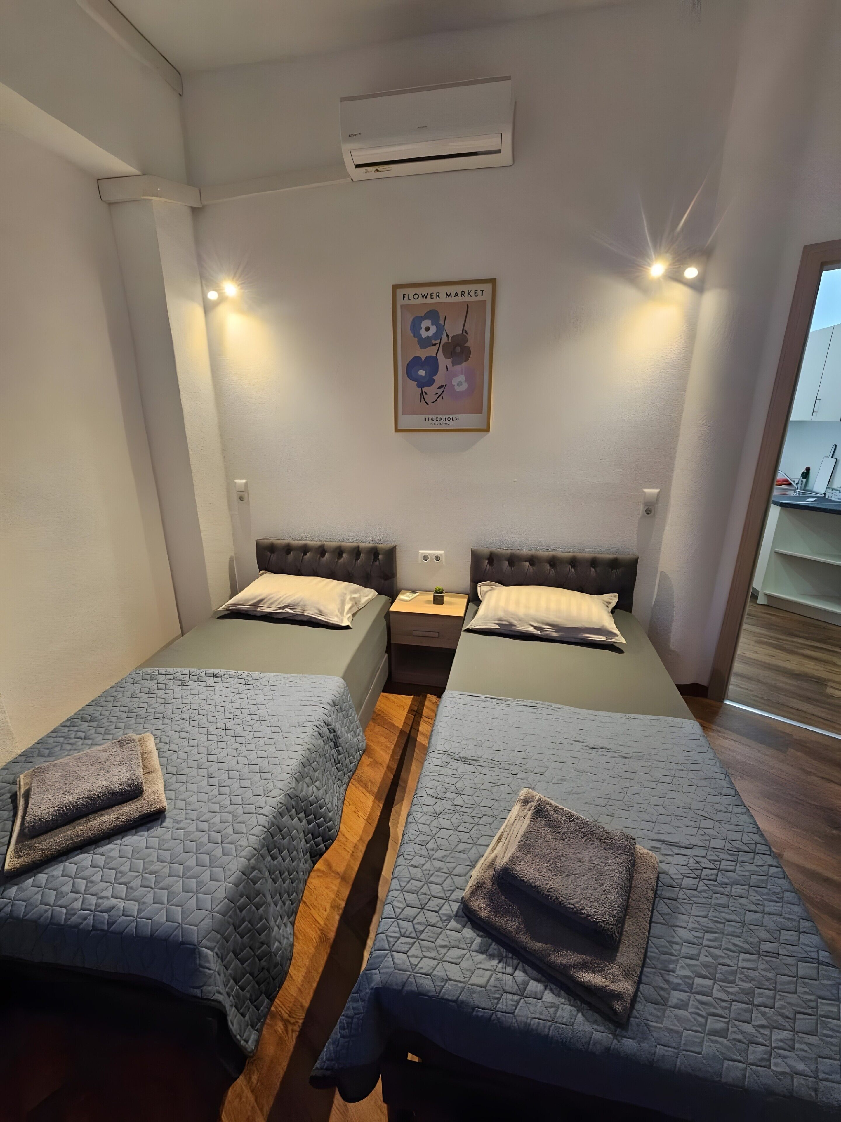 Tabla de planchar con plancha, wifi y ropa de cama 