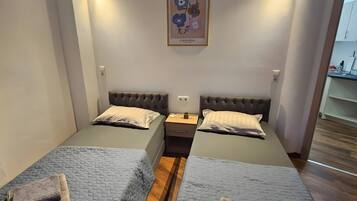 Tabla de planchar con plancha, wifi y ropa de cama