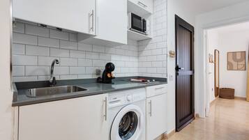 Kühlschrank, Mikrowelle, Herdplatte, Wasserkocher mit Kaffee-/Teezubehör