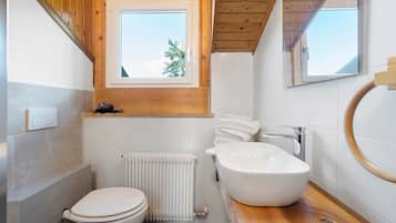 Douche, sèche-cheveux, serviettes fournies