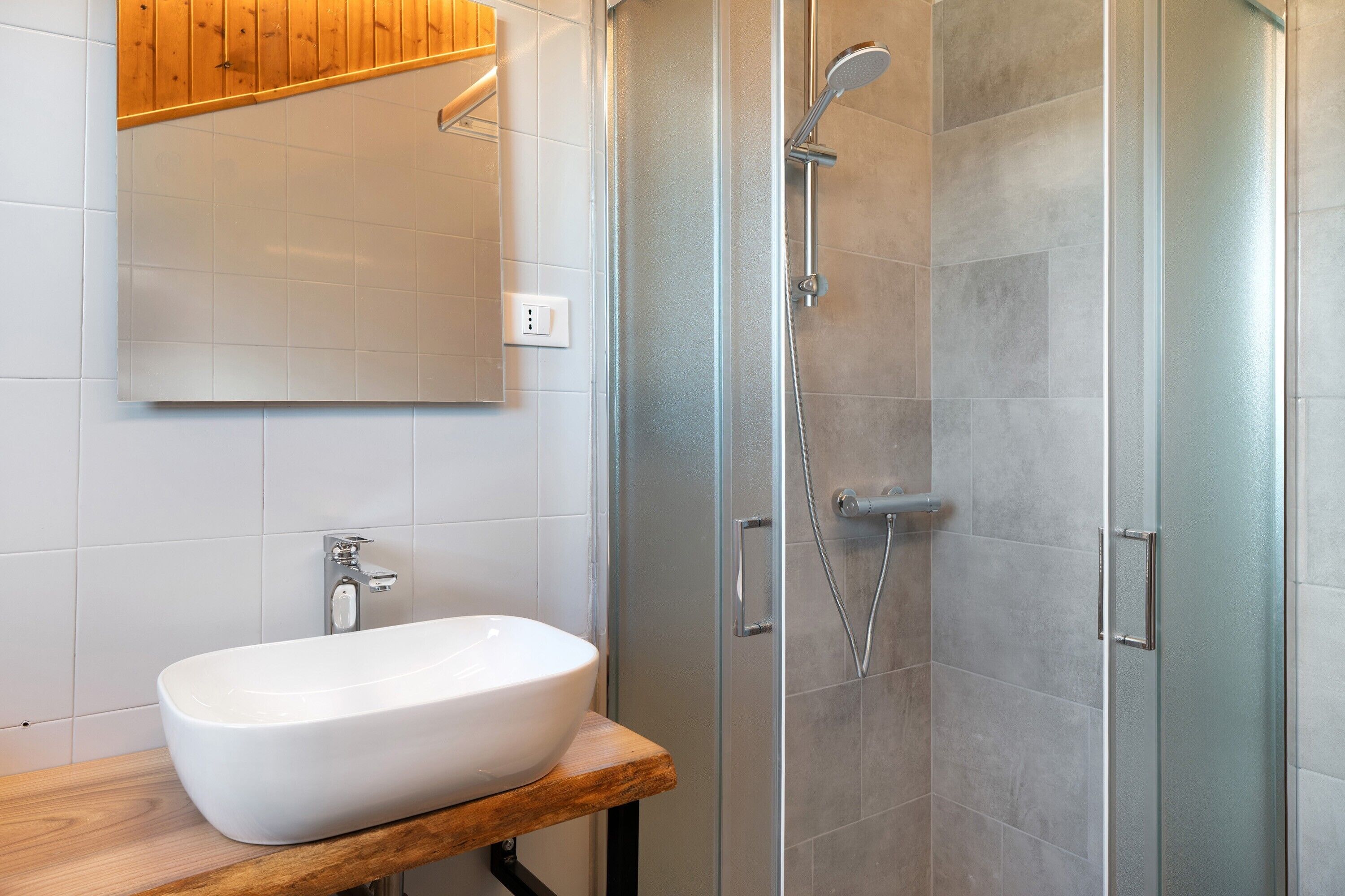 Douche, sèche-cheveux, serviettes fournies