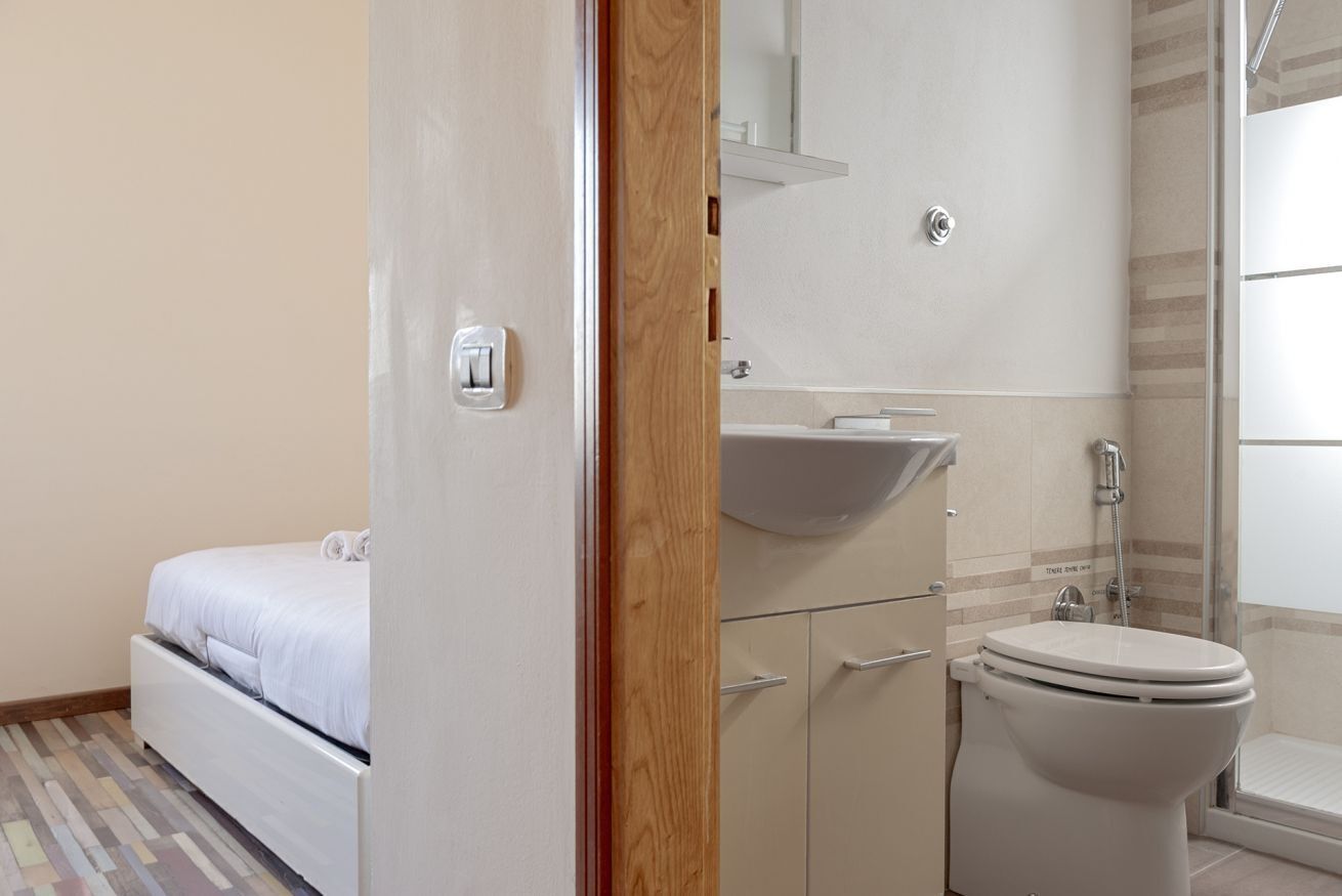 Douche, serviettes fournies, shampooing, papier de toilette
