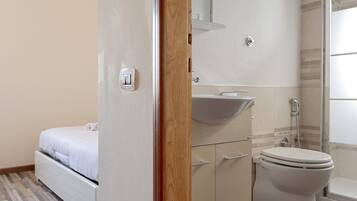 Douche, serviettes fournies, shampooing, papier de toilette