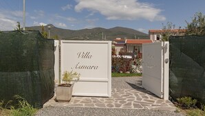 A villa named 'Villa Asmara' with a stone pathway leading to the entrance, surrounded by greenery and a mountainous backdrop. - Giglio Pool & Nature 15 mins to Pisa | Domio (Cascina)