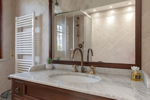 A bathroom with a white sink, a mirror, a towel rack, and a shower. - Giglio Pool & Nature 15 mins to Pisa | Domio (Cascina)