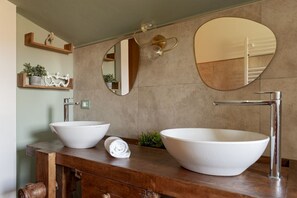 Dusche, Bidet, Handtücher, Shampoo