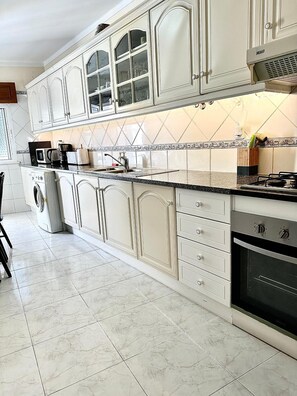 Fridge, microwave, oven, stovetop - Apartment 'Rei  Bloco 2 6º E' with Balcony, Wi-Fi and Air Conditioning (Quarteira)