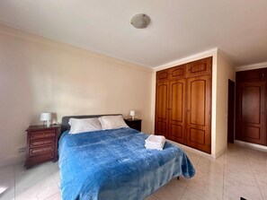 Iron/ironing board, WiFi, bed sheets - Apartment 'Rei  Bloco 2 6º E' with Balcony, Wi-Fi and Air Conditioning (Quarteira)