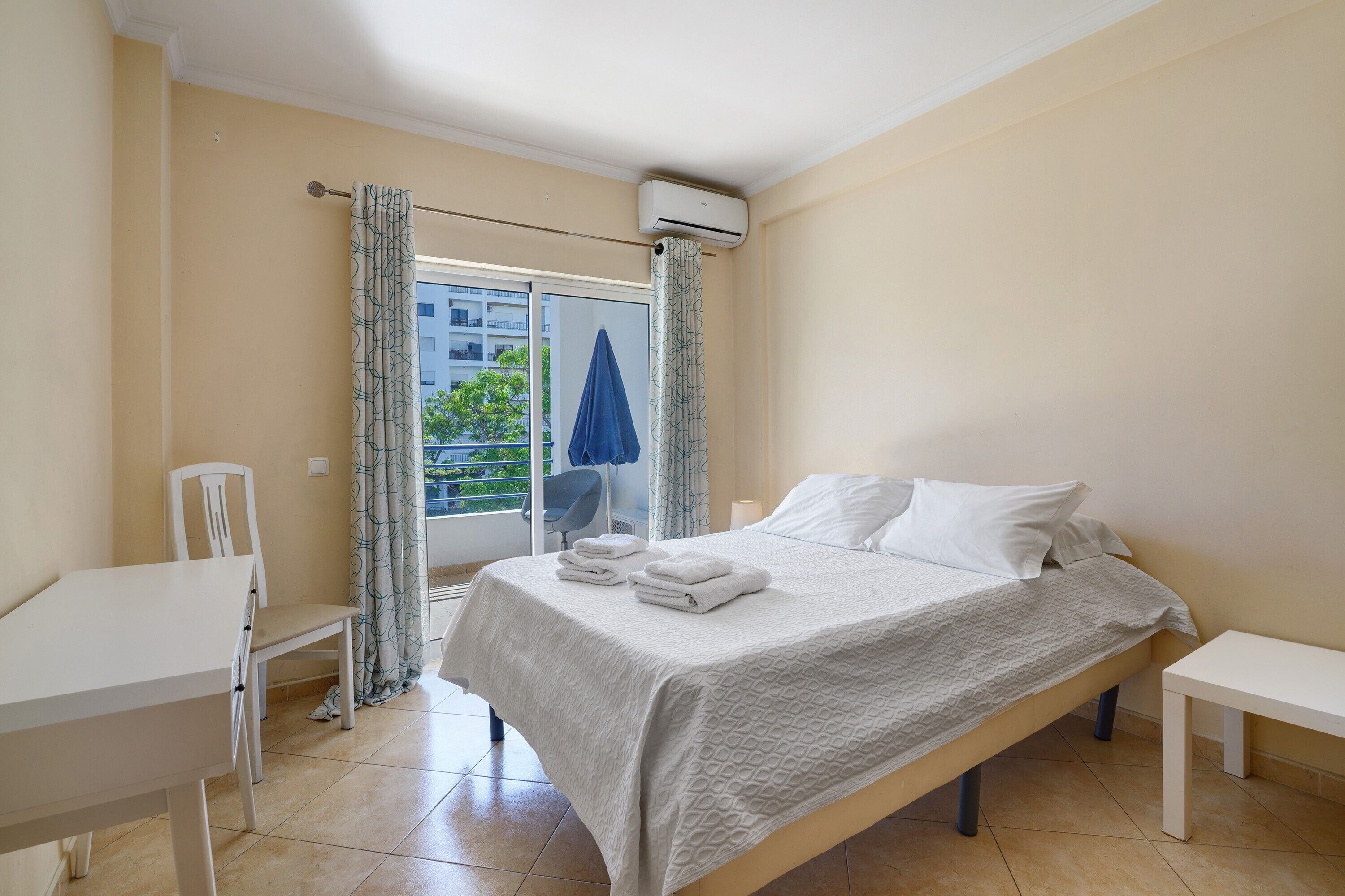 Tabla de planchar con plancha, wifi y ropa de cama 