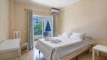 Tabla de planchar con plancha, wifi y ropa de cama