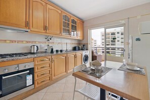 Fridge, microwave, oven, stovetop - Apartment 'Rei  3º T' with Balcony, Wi-Fi and Air Conditioning (Quarteira)