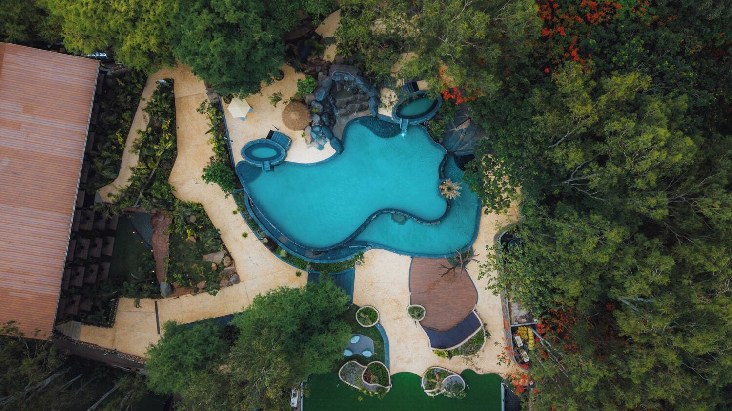 Quarto casal, sacada, vista para a piscina | Roupas de cama premium, Wi-Fi de cortesia, roupa de cama