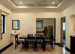 Villa, balcon | Cuisine privée | Bouilloire électrique, table de salle à manger