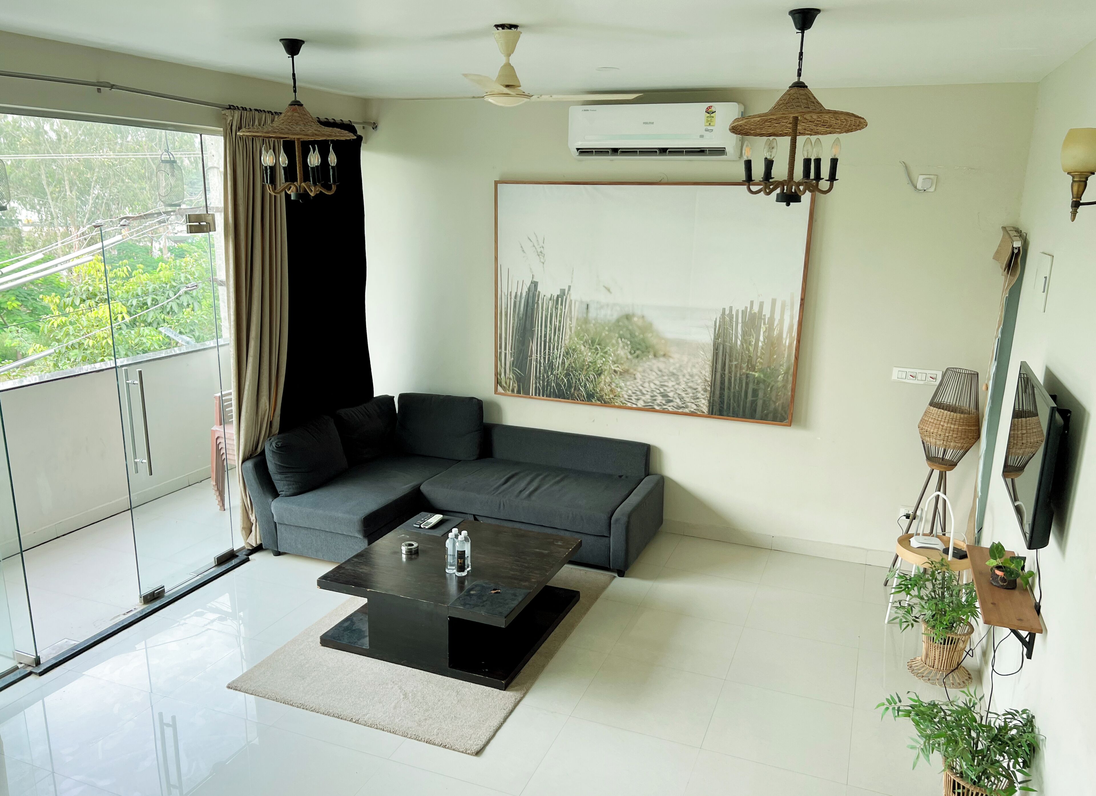 Villa, balkon | Woonruimte | Een 43-inch ledtelevisie met digitale zenders