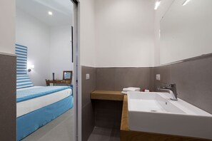 Shower, towels - Blue Suite in the centre of Sorrento (Sorrento)