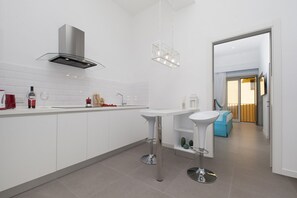 Fridge, microwave, coffee/tea maker, cookware/dishes/utensils - Blue Suite in the centre of Sorrento (Sorrento)