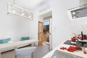 Refrigerador, microondas, cafetera y tetera y utensilios de cocina 