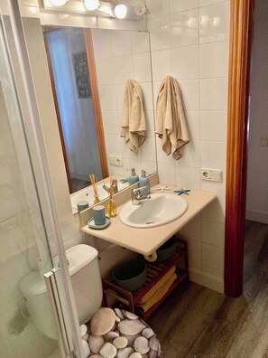 Shared Dormitory, 1 Bedroom | Bathroom - Room-room in Quiet Area of Sitges (Sitges)