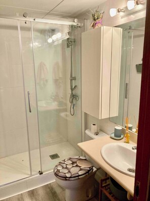 Shared Dormitory, 1 Bedroom | Bathroom