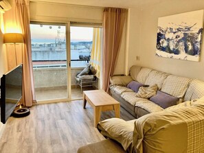 Shared Dormitory, 1 Bedroom | Living room - Room-room in Quiet Area of Sitges (Sitges)