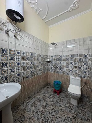 Basic Room | Bathroom | Shower, towels, soap, shampoo - Bhagirathi Residency (Rishikesh)