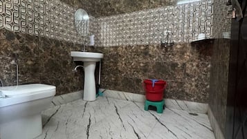 Ducha, toallas, jabón, shampoo