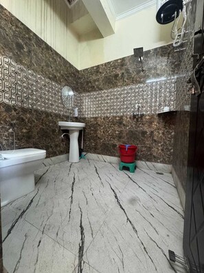 Shower, handuk, sabun, dan sampo