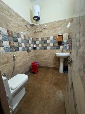 Family Room | Bathroom | Shower, towels, soap, shampoo - Bhagirathi Residency (Rishikesh)