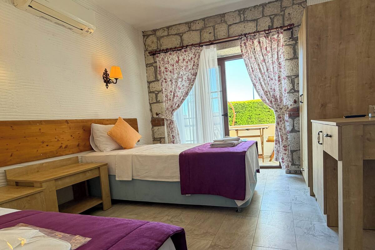 Habitación estándar con 2 camas individuales, balcón, vistas a la piscina | Escritorio, wifi gratis, ropa de cama