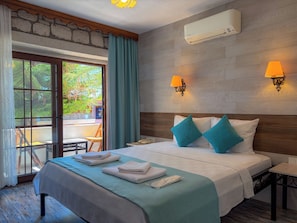 Quarto casal, vista para a piscina | Escrivaninha, Wi-Fi de cortesia, roupa de cama