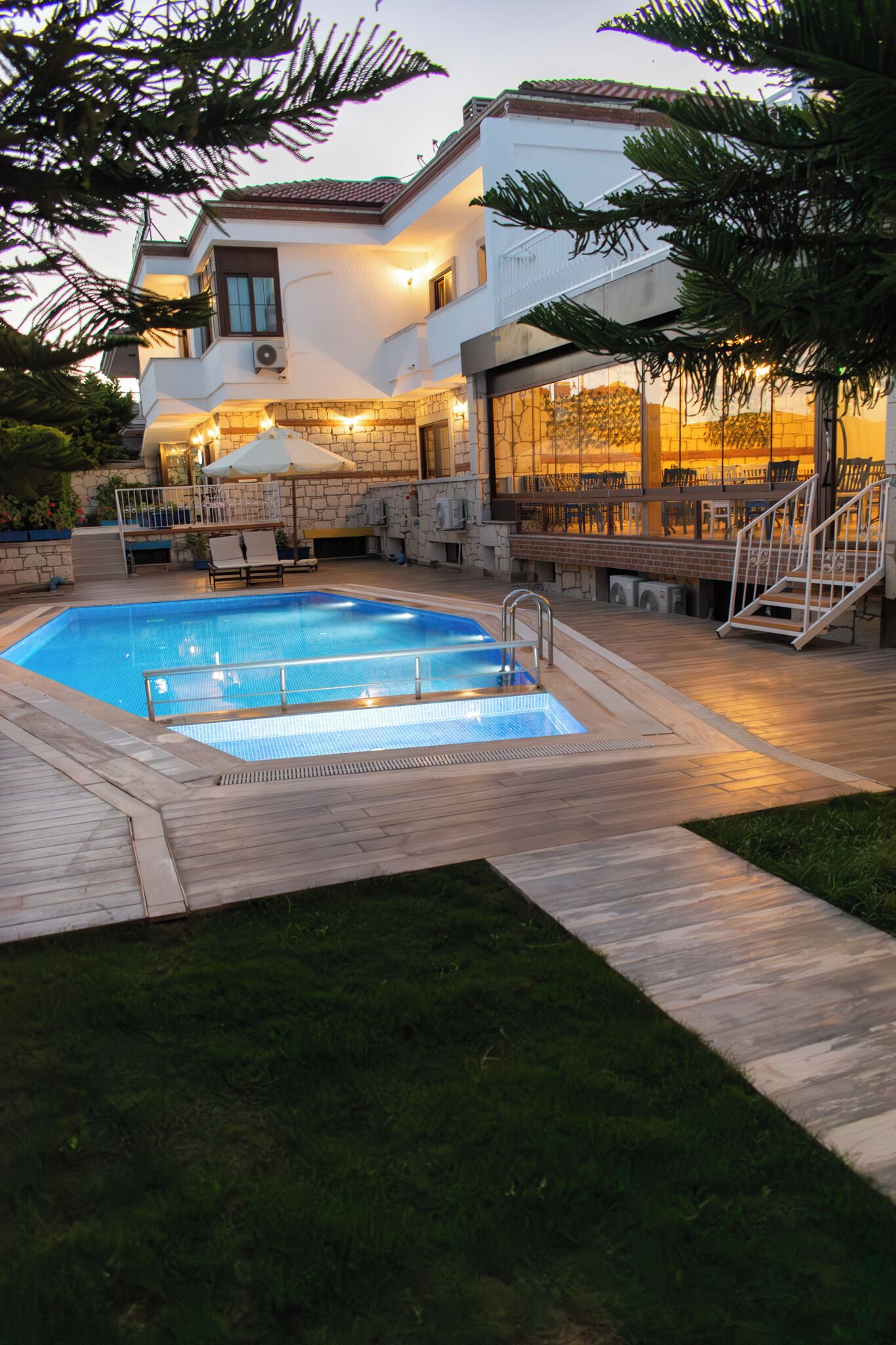 Una piscina al aire libre