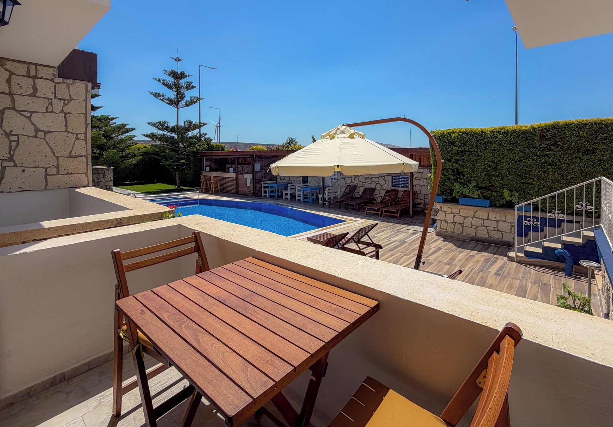 Standard Twin Room, Balcony, Pool View | Pemandangan balkoni