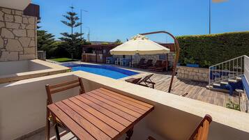 Standard Twin Room, Balcony, Pool View | Pemandangan balkoni