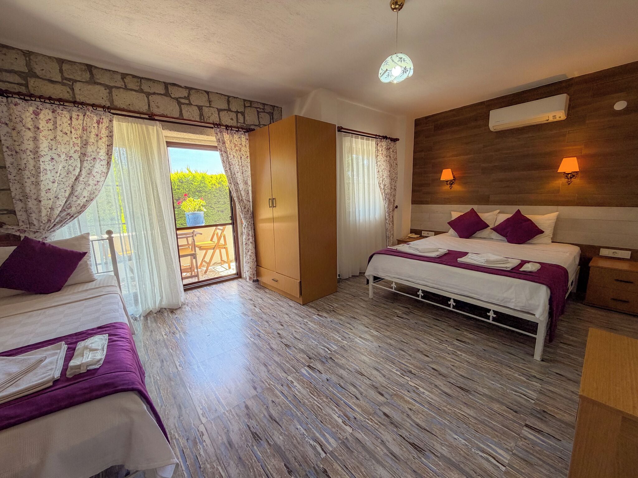 Quarto triplo standard, vista para a piscina | Escrivaninha, Wi-Fi de cortesia, roupa de cama