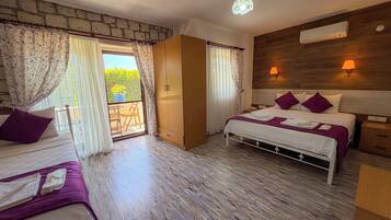 Quarto triplo standard, vista para a piscina | Escrivaninha, Wi-Fi de cortesia, roupa de cama