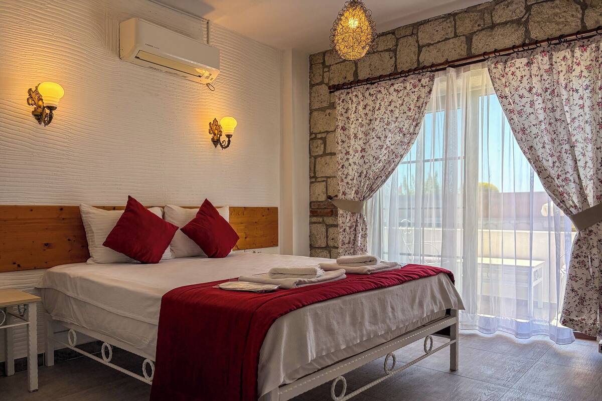 Habitación doble, vistas a la piscina | Escritorio, wifi gratis, ropa de cama