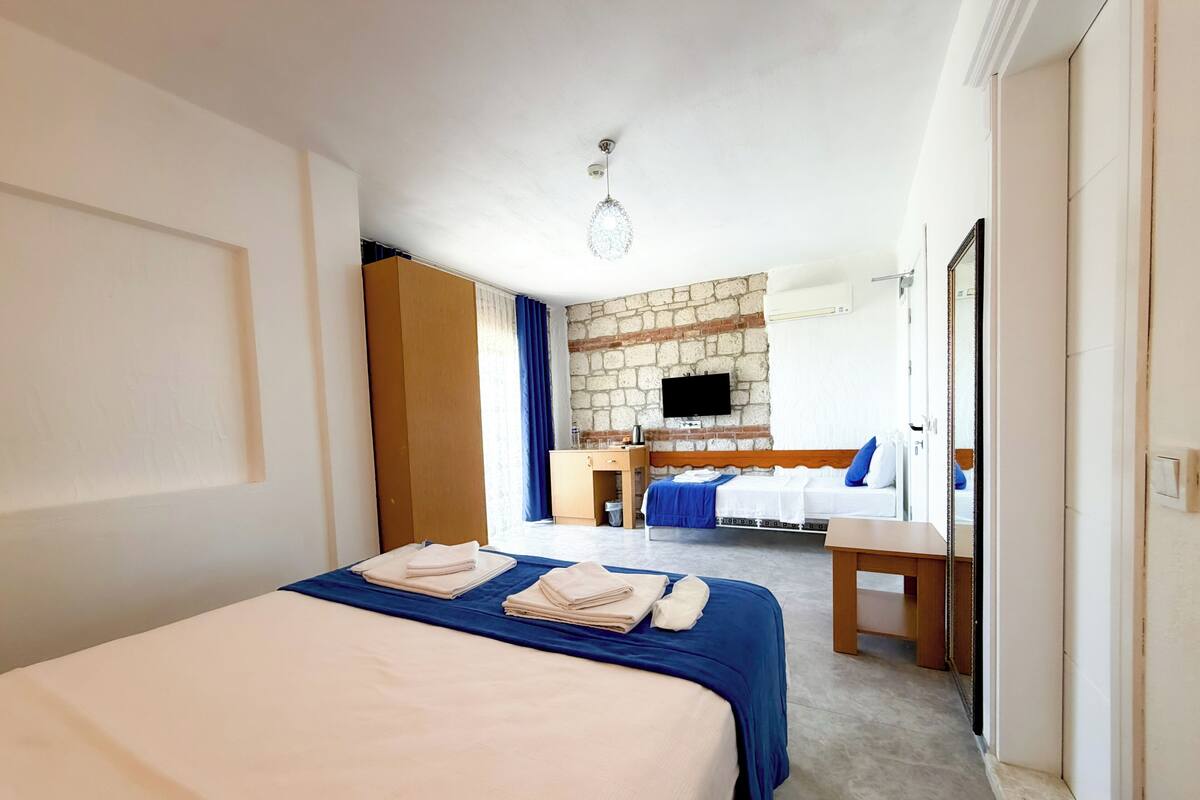 Habitación triple estándar, vistas a la piscina | Escritorio, wifi gratis, ropa de cama