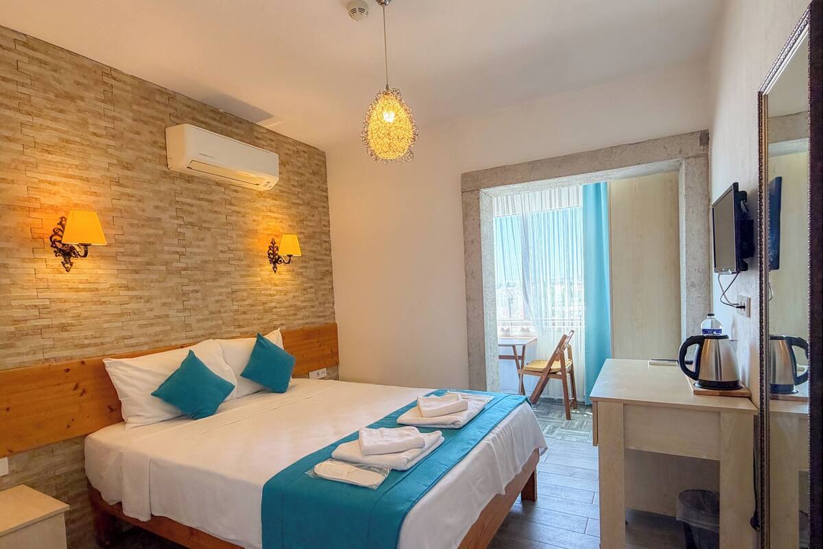 Habitación económica doble, vistas a la piscina | Escritorio, wifi gratis, ropa de cama