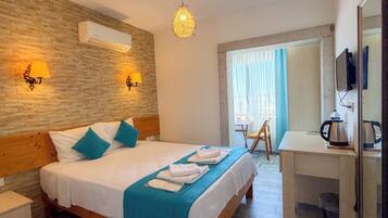 Quarto casal econômico, vista para a piscina | Escrivaninha, Wi-Fi de cortesia, roupa de cama