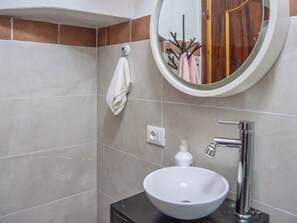 Departamento, balcón, vista a la ciudad | Baño