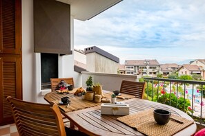 Outdoor dining - Vivienne In Front Of Pool Holiday Home with Shared Pool, Wi-Fi & Air Conditioning (Desenzano del Garda)
