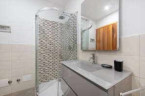 Shower, hair dryer, towels - Vivienne In Front Of Pool Holiday Home with Shared Pool, Wi-Fi & Air Conditioning (Desenzano del Garda)