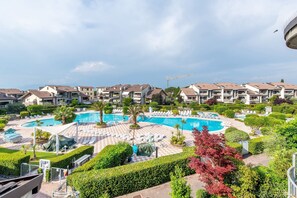 Pool - Vivienne In Front Of Pool Holiday Home with Shared Pool, Wi-Fi & Air Conditioning (Desenzano del Garda)