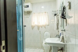 Hair dryer, towels, soap, shampoo - Iec villa resort (Abuja)