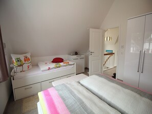 Bügeleisen/Bügelbrett, Reisekinderbett, kostenloses WLAN