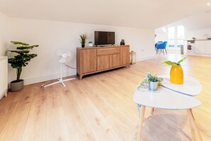 Interior - Rooftop - Sleeps 2 - Central - Parking - Wifi (Maidstone)