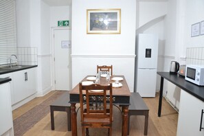 Shared kitchen - Manchester Ashton Suites (Ashton-under-Lyne)
