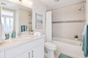 Standardzimmer | Badezimmer | Kostenlose Toilettenartikel, Haartrockner, Handtücher, Seife